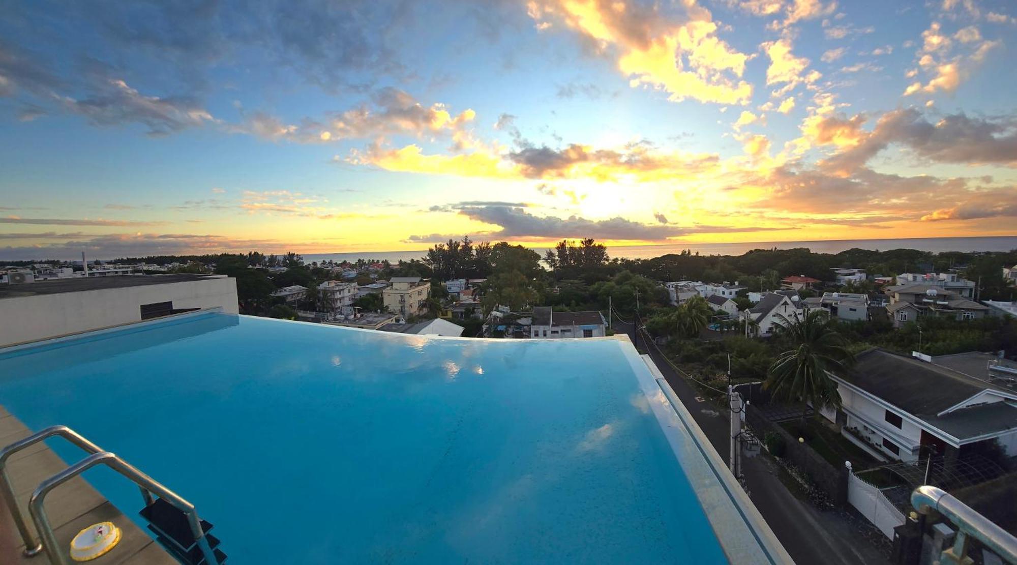Appartement Luxury Penthouse With Infinity Pool & Stunning Sea View à Flic-en-Flacq Extérieur photo