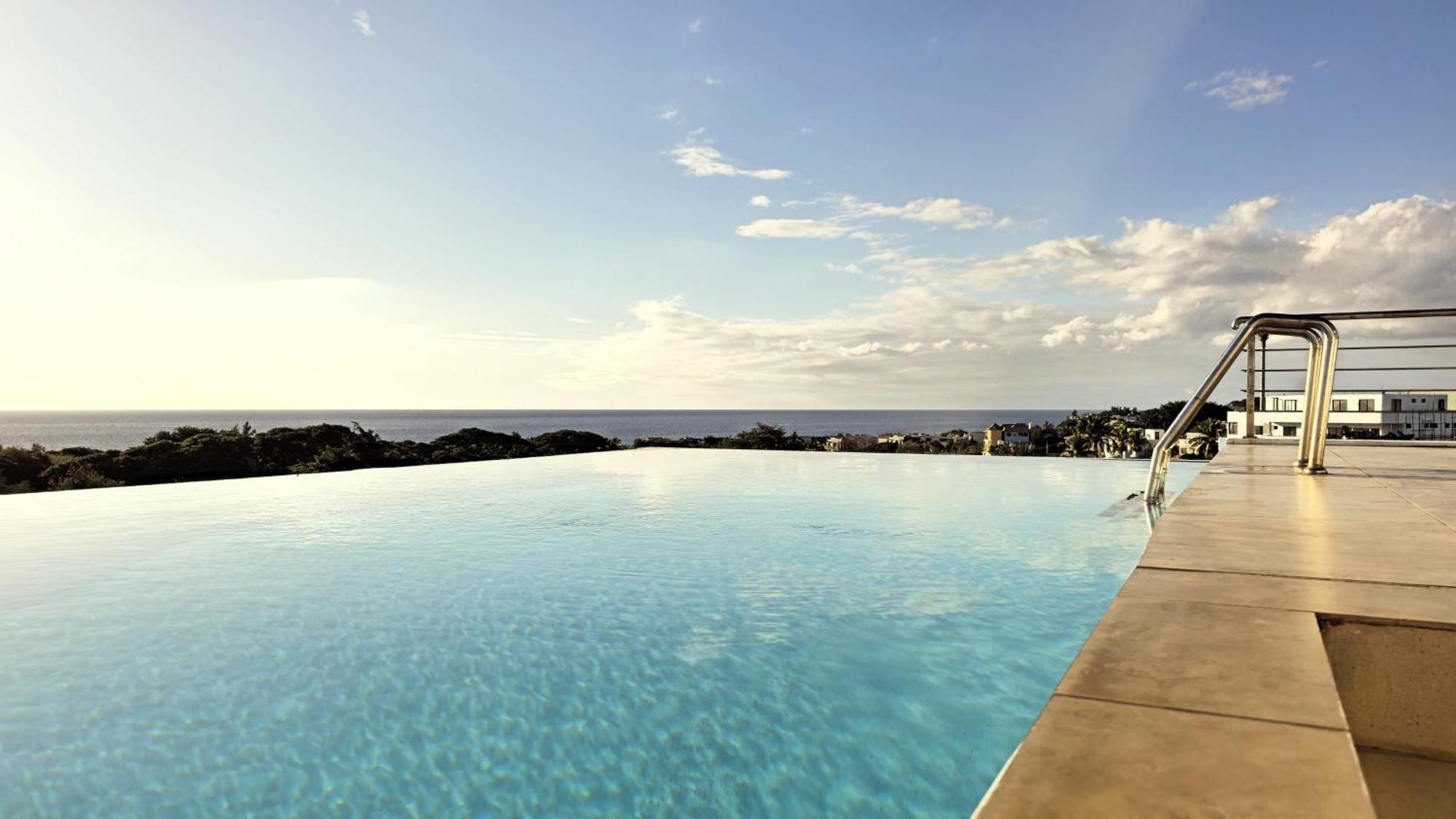 Appartement Luxury Penthouse With Infinity Pool & Stunning Sea View à Flic-en-Flacq Extérieur photo