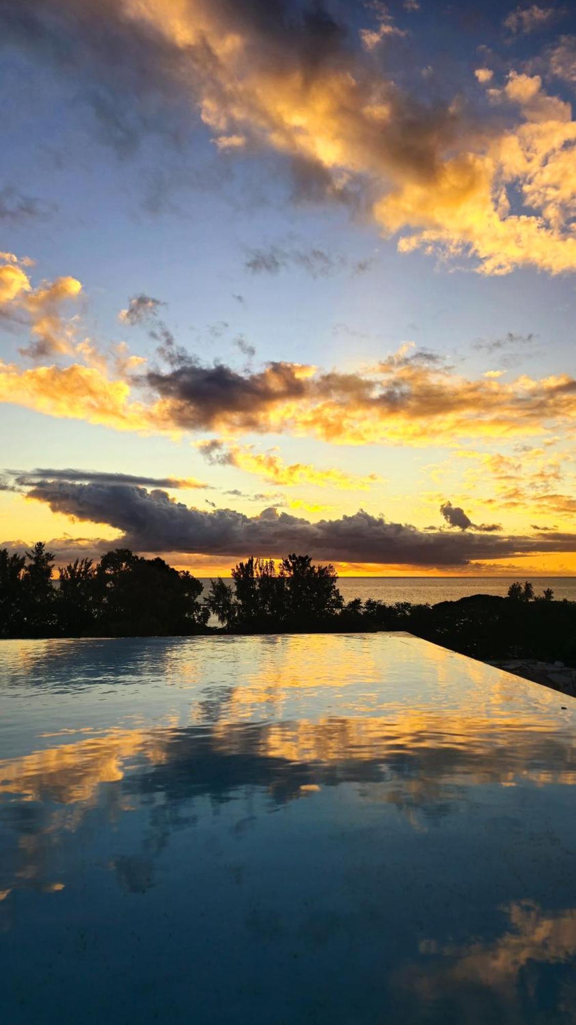 Appartement Luxury Penthouse With Infinity Pool & Stunning Sea View à Flic-en-Flacq Extérieur photo